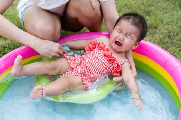 Llorando Bebé Llevado Por Madre Disfrutando Piscina Inflable — Foto de Stock