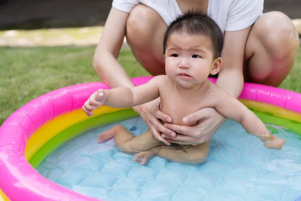 Плачущий Ребенок Носимый Матерью Наслаждающейся Надувном Бассейне — стоковое фото