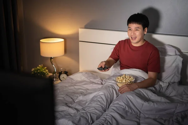 Divertido Joven Viendo Televisión Riendo Una Cama Por Noche — Foto de Stock