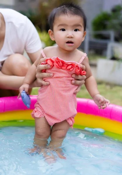 Baby Gedragen Door Moeder Genieten Opblaasbare Zwembad — Stockfoto