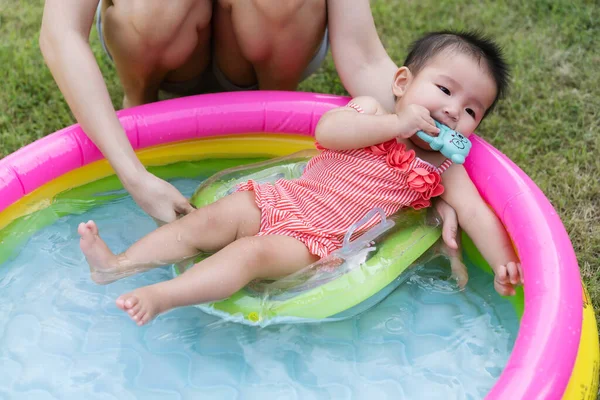 Bebé Llevado Por Madre Disfrutando Piscina Goma — Foto de Stock