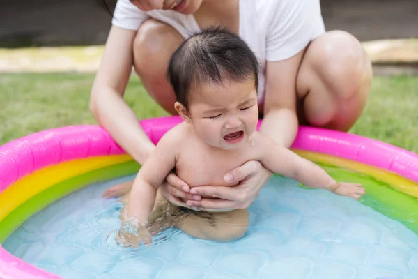 Llorando Bebé Llevado Por Madre Disfrutando Piscina Inflable — Foto de Stock