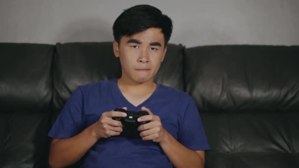 Trauriger Junger Mann Spielt Videospiele Und Verliert Nachts — Stockvideo