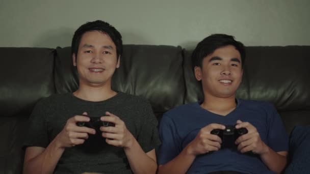 2人の幸せな男が夜にビデオゲームをしていて — ストック動画