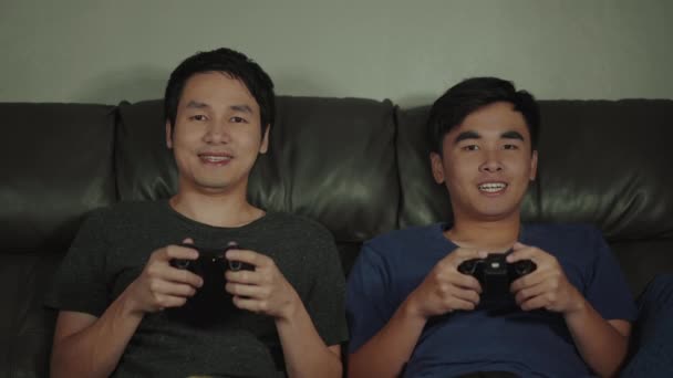 Δύο Άνθρωπος Που Παίζει Βιντεοπαιχνίδια Και Κερδίζει — Αρχείο Βίντεο