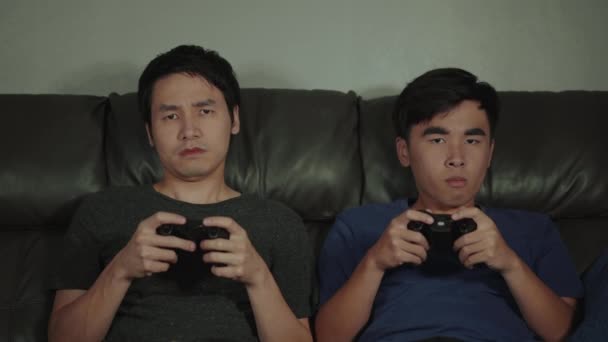 Triste Dois Homem Jogar Jogos Vídeo Perde — Vídeo de Stock