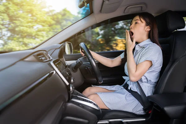 Mujer Cansada Bostezando Soñolienta Mientras Conduce Coche — Foto de Stock