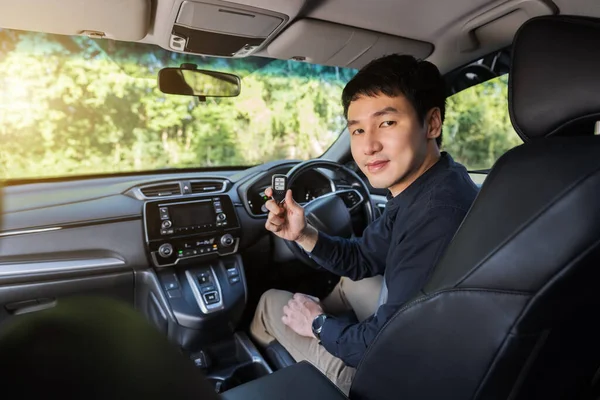 Joven Con Control Remoto Llave Inteligente Coche — Foto de Stock