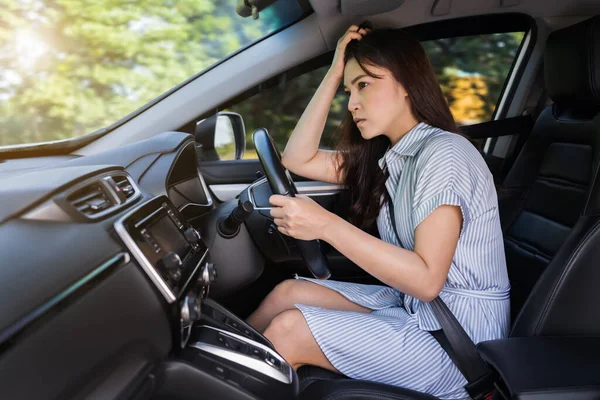 Mujer Estresada Conductor Sentado Dentro Coche — Foto de Stock