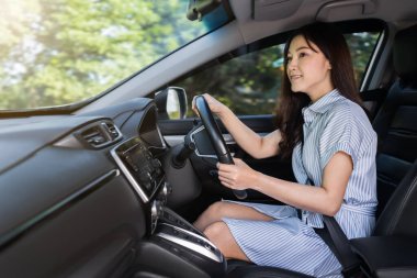 Araba süren genç bir kadın.