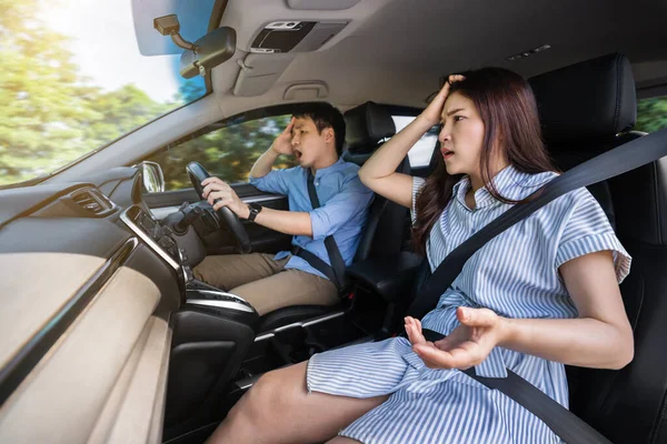 Sorprendido Asustado Joven Pareja Mientras Conduce Coche — Foto de Stock