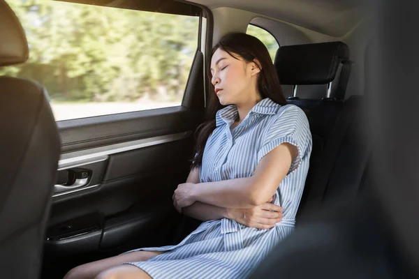 Mujer Joven Durmiendo Mientras Está Sentada Asiento Trasero Del Coche — Foto de Stock