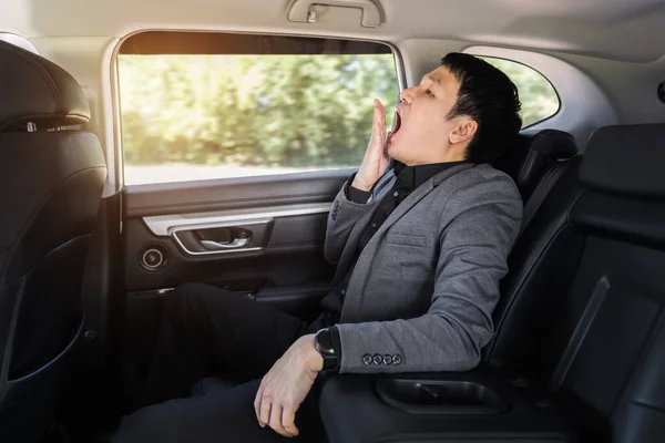 Soñoliento Joven Hombre Negocios Bostezando Mientras Está Sentado Asiento Trasero — Foto de Stock