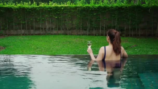 Genç Bayan Yüzme Havuzunda Dinleniyor Şarap Içiyor — Stok video
