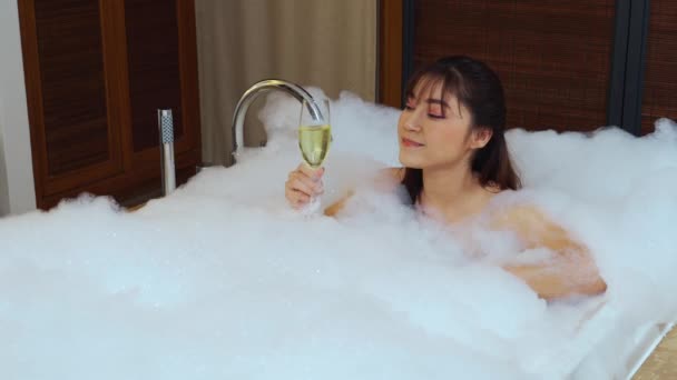 Zrelaksowana Kobieta Pijąca Wino Szkła Podczas Kąpieli Bąbelkami Wannie — Wideo stockowe
