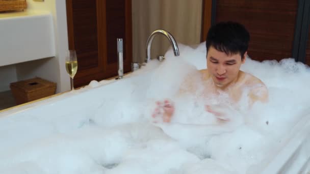 Man Washing Body Playing Bubble Foam Bathtub — Stock Video