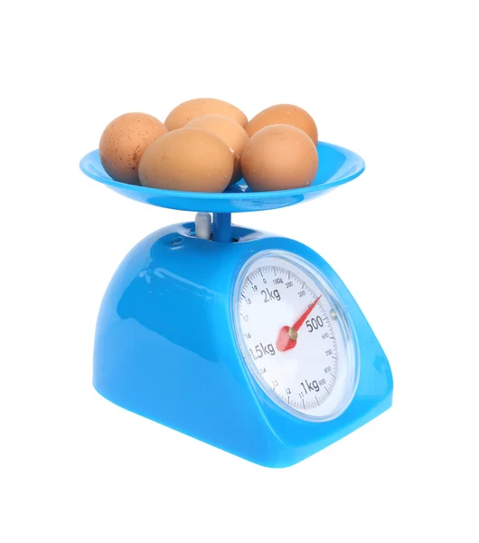 Escalas de cozinha e ovos — Fotografia de Stock