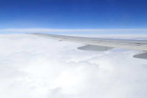 Asa do avião acima do céu — Fotografia de Stock