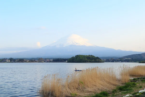 Mount fuji, kilátás a Kawaguchiko-tó partjától — Stock Fotó