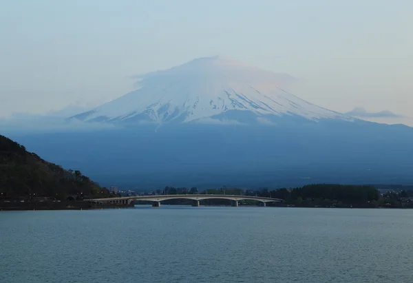 Mount fuji, kilátás a Kawaguchiko-tó partjától — Stock Fotó