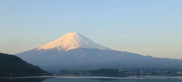 Mount fuji, kilátás a Kawaguchiko-tó partjától — Stock Fotó