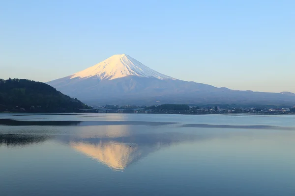 Гора Фудзи, вид с озера Кавагутико — стоковое фото