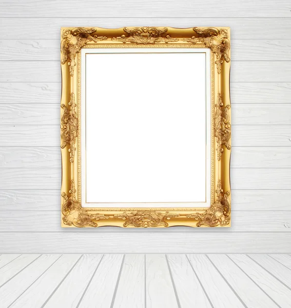 Leerer goldener Rahmen im Zimmer mit weißer Holzwand und Holzboden — Stockfoto