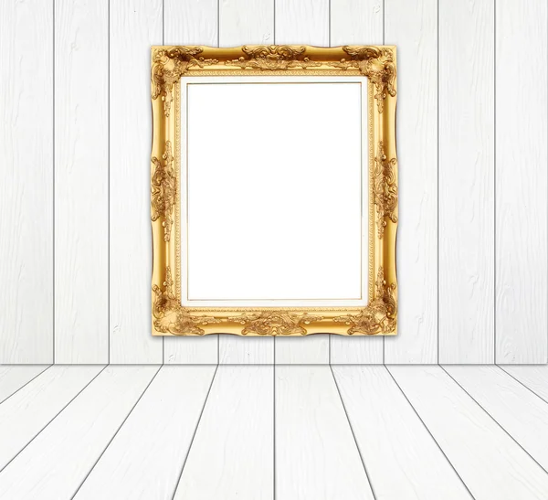 Leerer goldener Rahmen im Zimmer mit weißer Holzwand und Holzboden — Stockfoto