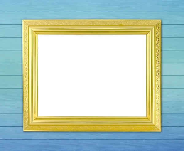 Moldura dourada em branco no fundo da parede de madeira — Fotografia de Stock