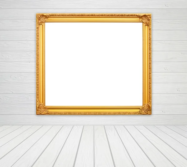Cornice dorata bianca in camera con parete in legno bianco e pavimento in legno — Foto Stock