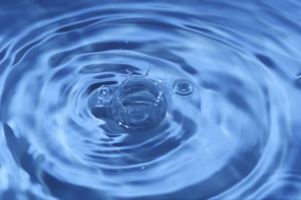 한 방울의 물으로 물 시작 — 스톡 사진