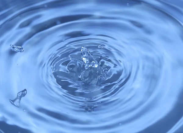 Salpicos de água com uma gota de água — Fotografia de Stock