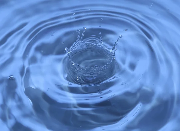 Salpicos de água com uma gota de água — Fotografia de Stock