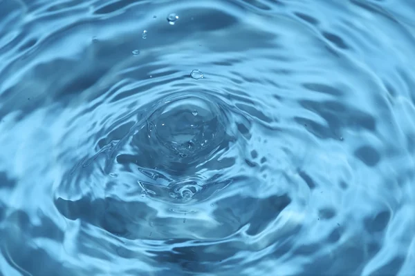 Eau éclaboussée avec une goutte d'eau — Photo