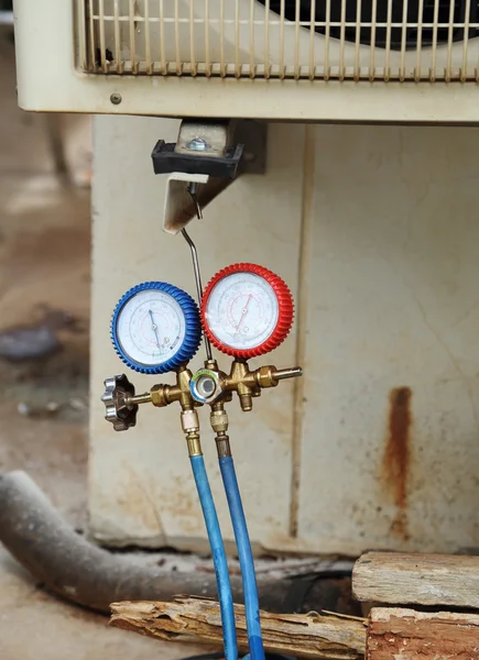 Manometers voor het vullen van air conditioners — Stockfoto