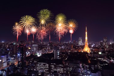 Tokyo cityscape üzerinde gece kutluyor havai fişek