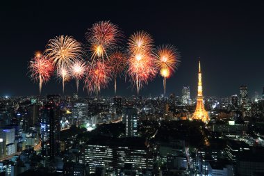 Tokyo cityscape üzerinde gece kutluyor havai fişek