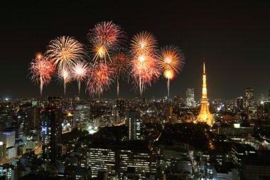 Tokyo cityscape üzerinde gece kutluyor havai fişek