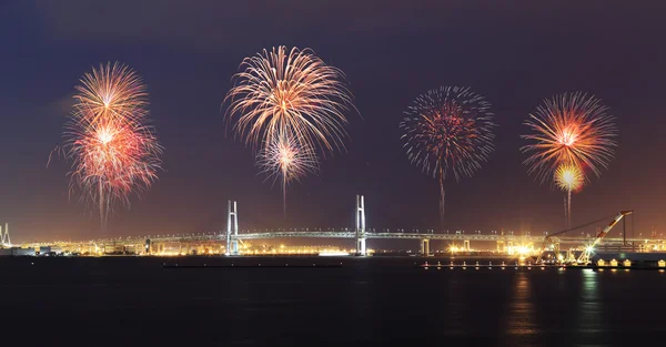 Feuerwerk in der Nacht über der Jokohama Bay Bridge — Stockfoto