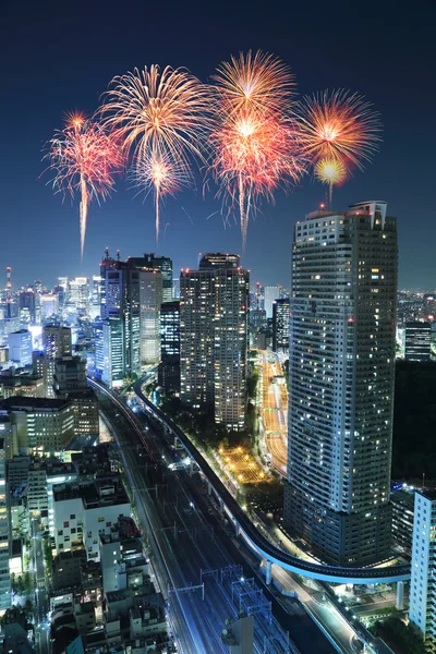 Fireworks firar över Tokyo stadsbilden på natten — Stockfoto