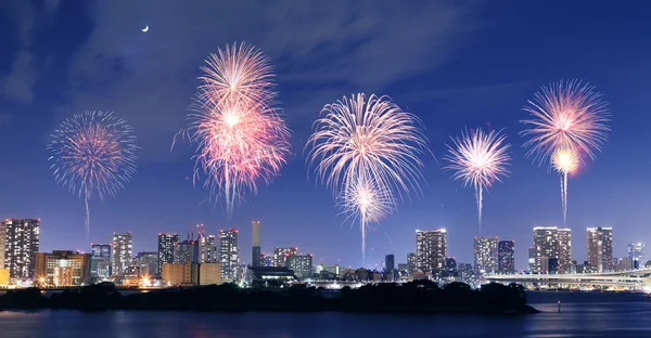 Fogos de artifício comemorando sobreOdaiba, Tóquio — Fotografia de Stock