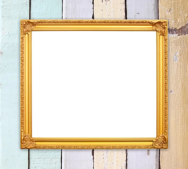 Lege gouden frame op houten muur — Stockfoto