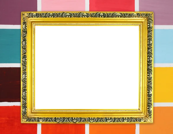 Moldura dourada em branco na parede de madeira colorida — Fotografia de Stock