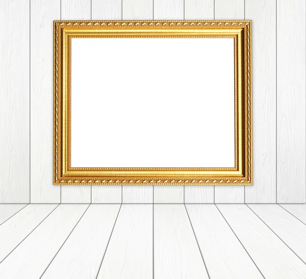 Leerer goldener Rahmen im Zimmer mit weißer Holzwand und Holzboden — Stockfoto