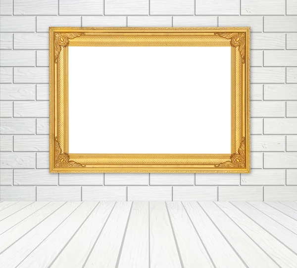 Leerer goldener Rahmen im Zimmer mit weißer Holzwand (Blockstil) und — Stockfoto