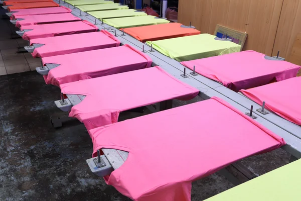 ekran masa üstünde tişört