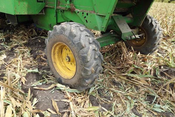 Grand pneu tracteur arrière en caoutchouc — Photo