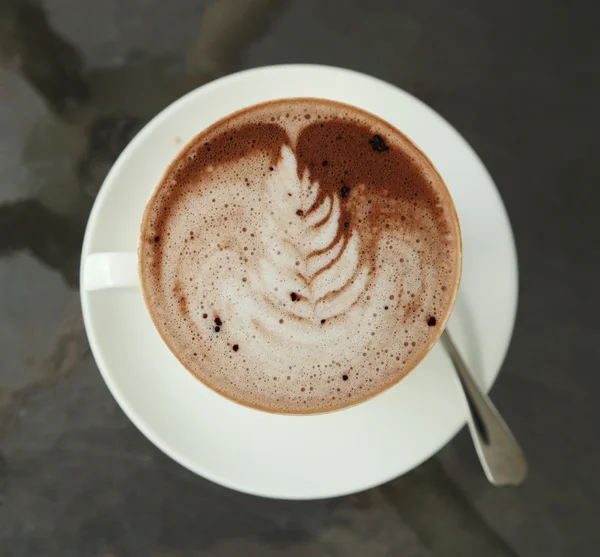 Bir fincan sıcak çikolata.