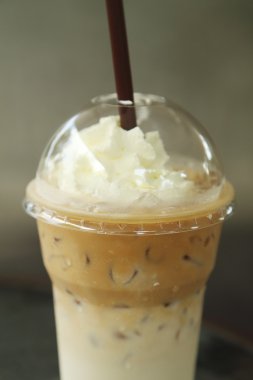 Kırbaçlanan krem ile buzlu kahve