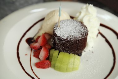 çikolata lav kek dondurma ile